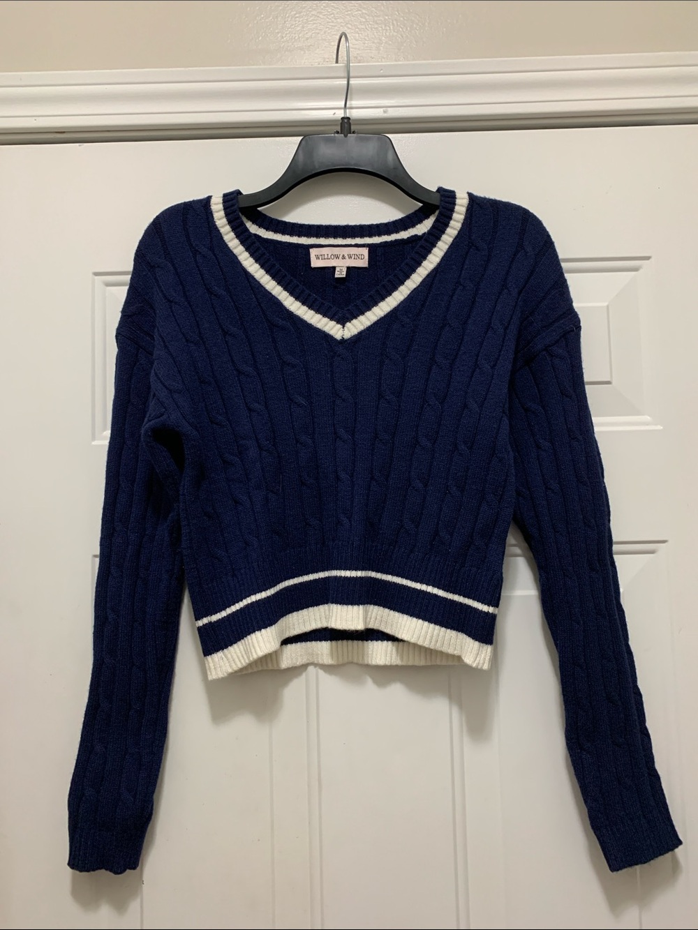 3/$15 Willow & Wind Navy Cable-Knit V-Neck Sweater with Ivory Trim Size Medium